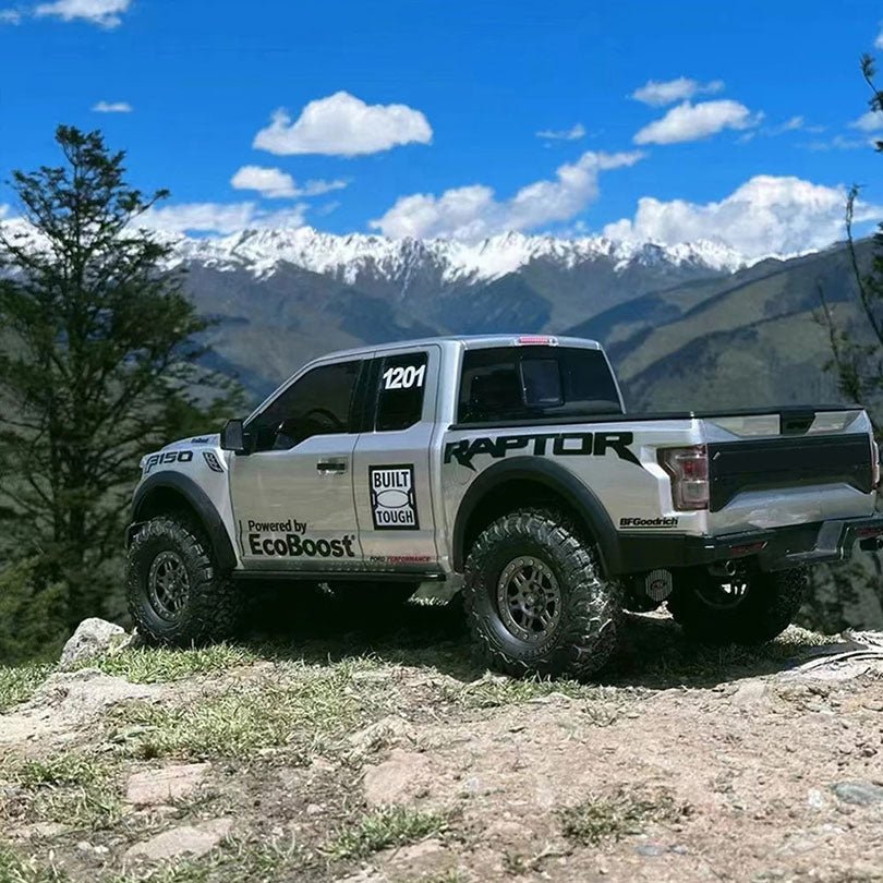 TRACTION HOBBY KM F150 FORD RAPTOR RC Car 1/8 RTR 2.4GHz Simulation Off - Road Climbing Crawler RC Car ToysTRACTION HOBBYWhite